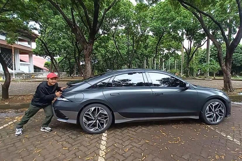 Apakah Mobil Listrik Bisa Parkir Paralel