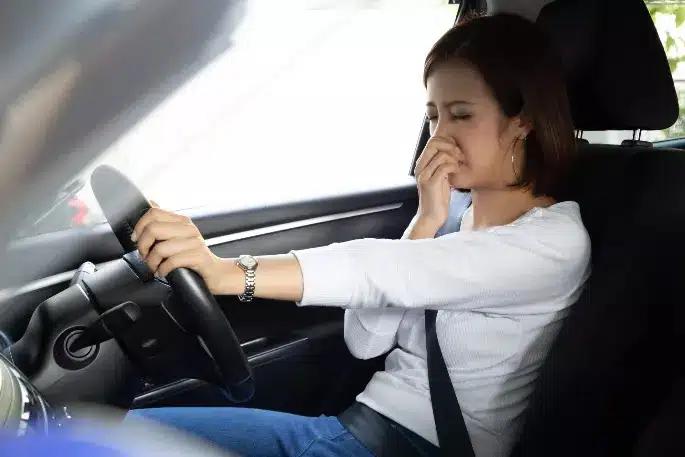 Bau Bensin di Dalam Kabin Mobil