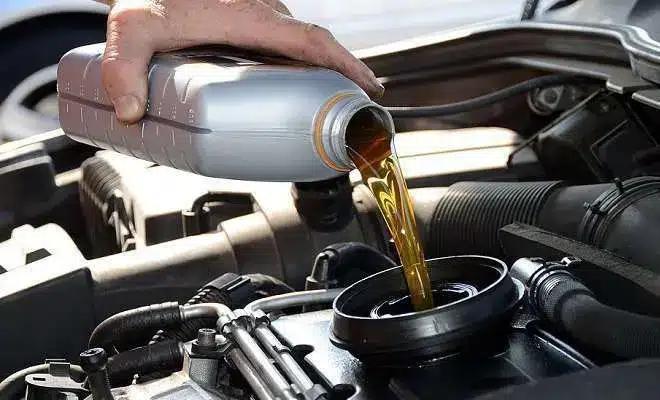 ilustrasi menambahkan oli