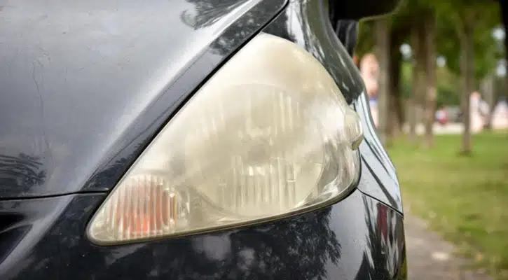 kaca mika lampu menguning