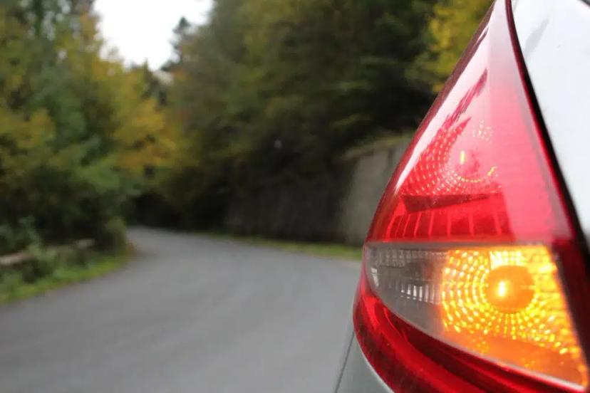 Cara Menggunakan Lampu Sein yang Baik, Benar, dan Aman 