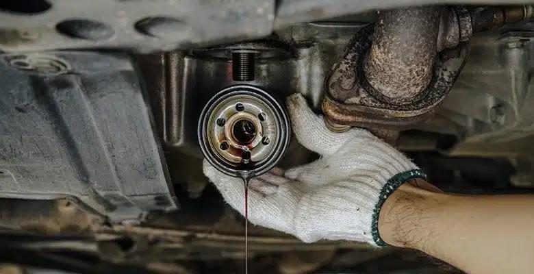 apakah setiap ganti oli mobil harus ganti filter oli