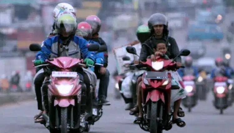 Apakah Nyalakan Lampu Motor Siang Hari Bikin Aki Cepat Soak