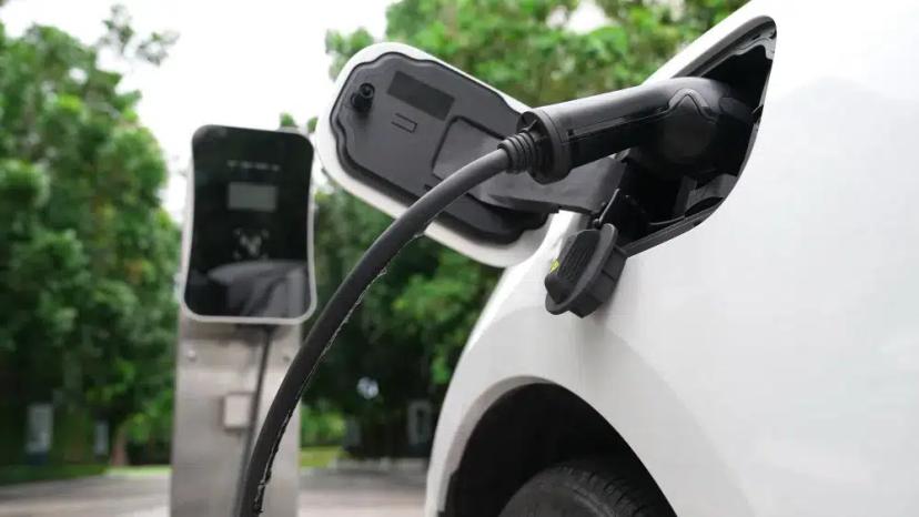 Cara Pengisian Daya Baterai Mobil Listrik di Rumah dan SPKLU