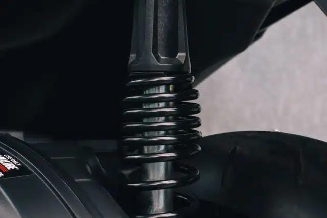 Perbedaan Suspensi Depan dan Belakang pada Mobil dan Motor