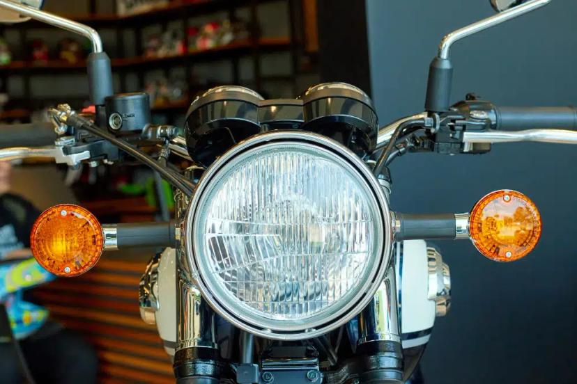 fungsi reflektor lampu 