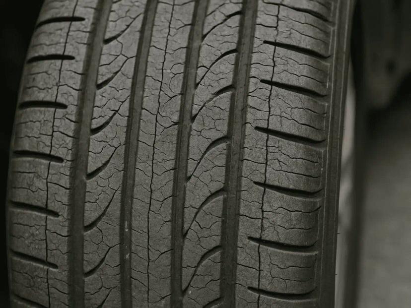 retak rambut pada ban mobil