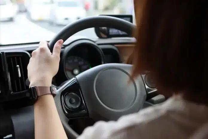Seorang perempuan sedang menyetir mobil