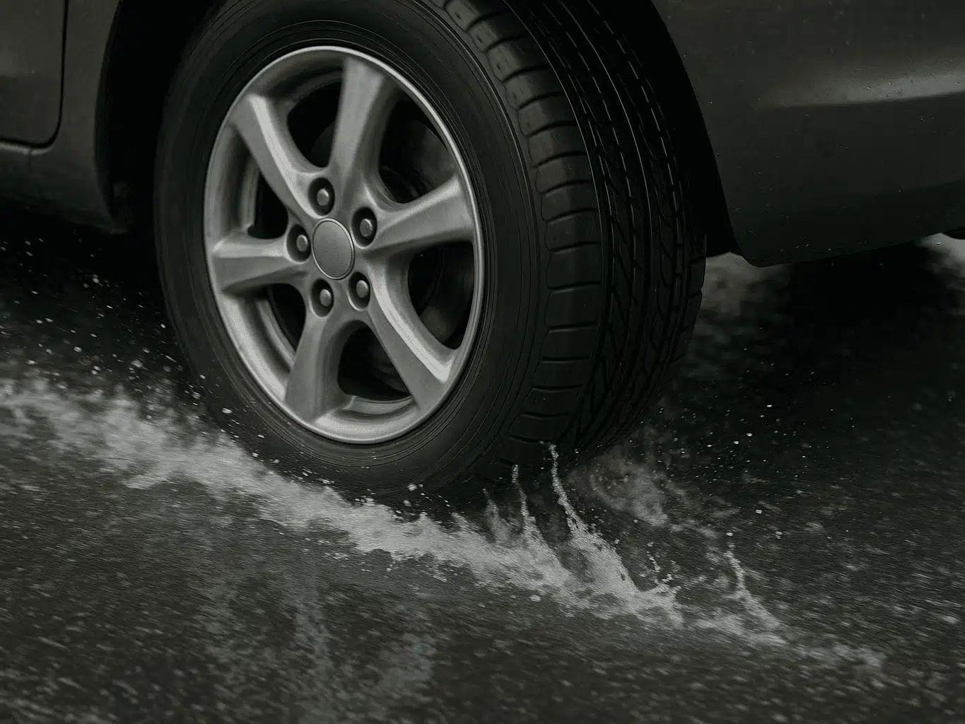 Apa Itu Aquaplaning? Kenali Bahayanya dan Cara Mengatasinya