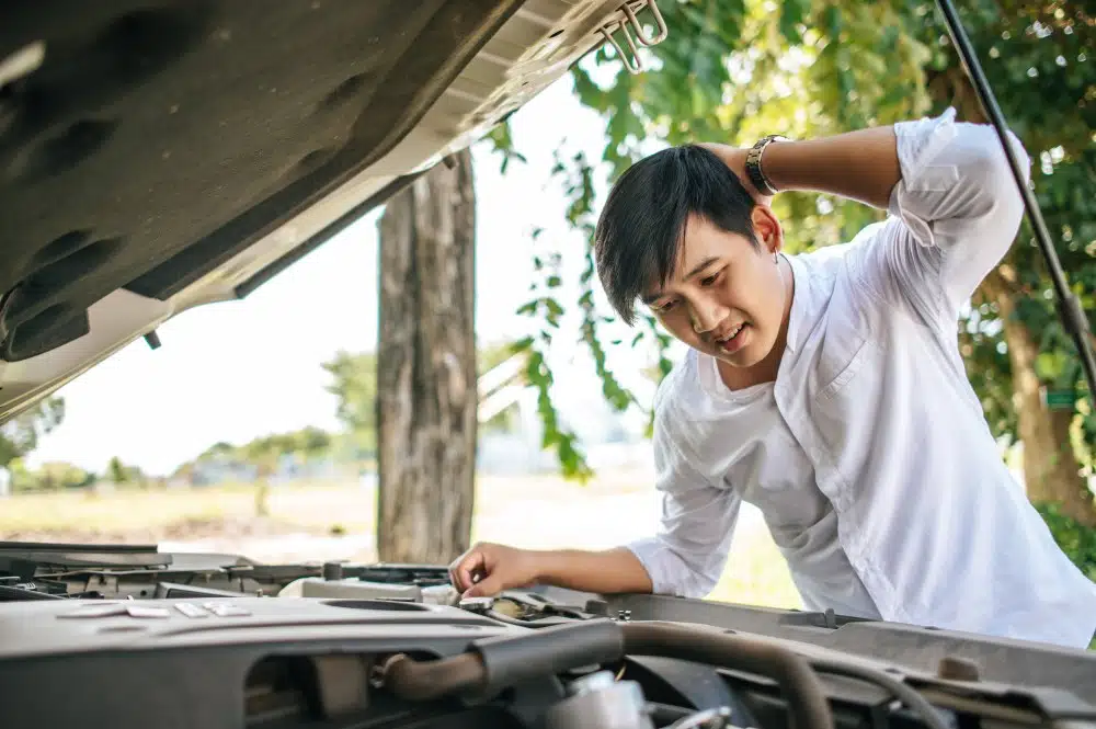 pria sendang mencari cara merawat mobil