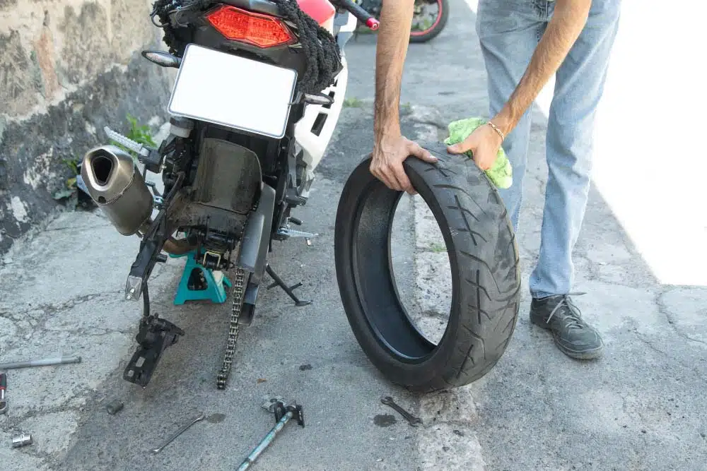 Cek Rekomendasi dan Harga Cairan Ban Tubeless Motor!