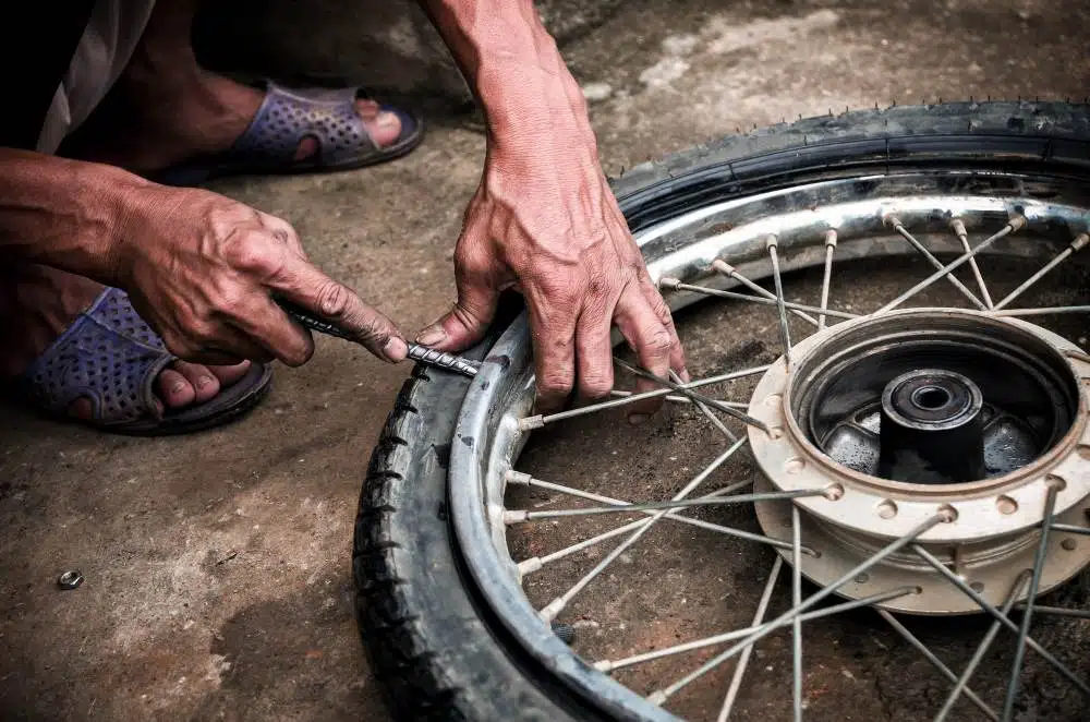 Kelebihan dan Kekurangan Pakai Ban Dalam untuk Motor 