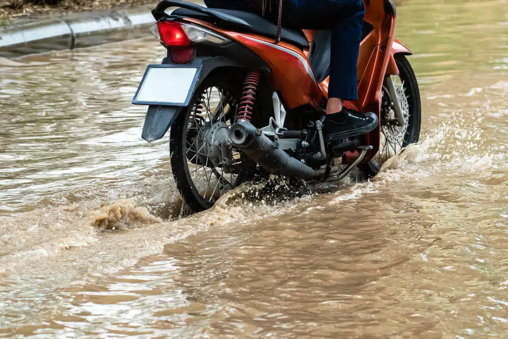 motor menerobos banjir