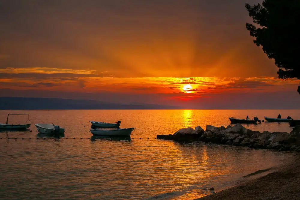 Pesona Pantai Marina Semarang Keindahan Karang dan Ombaknya