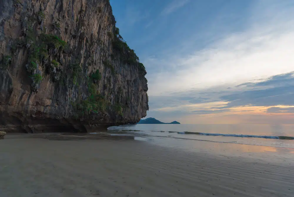 Pantai Melasti Ungasan, Harga Tiket, Rute, dan Hal Menarik