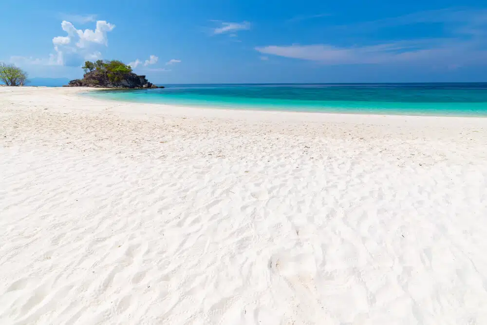 7 Rekomendasi Destinasi Pantai Pasir Putih di Indonesia