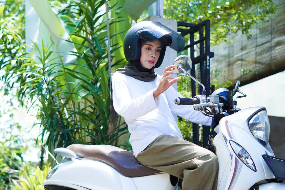 tips mengendarai sepeda motor untuk wanita berhijab