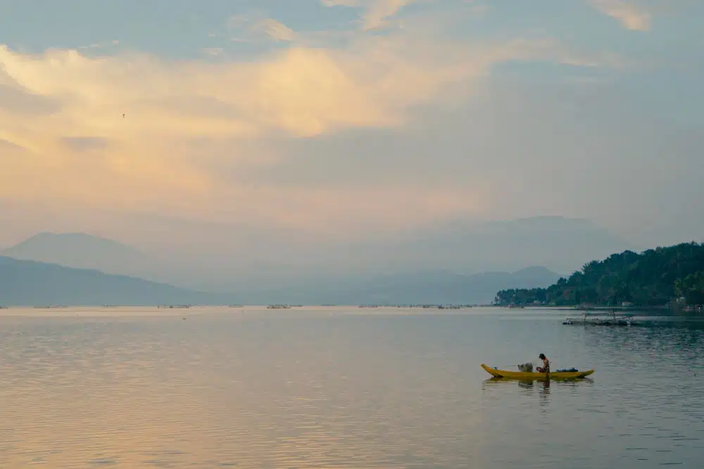 gambar wisata danau singkarak